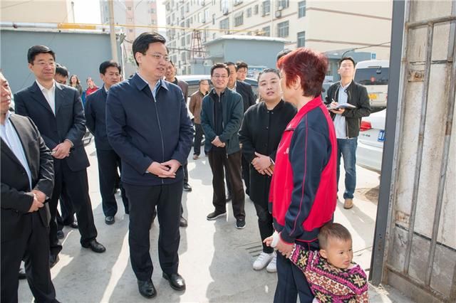 德州市长陈飞调研老旧小区改造 面对面听取居