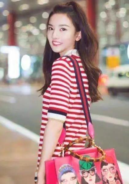 宋茜连这种皮裤都驾驭的住,而刘诗诗直男的装