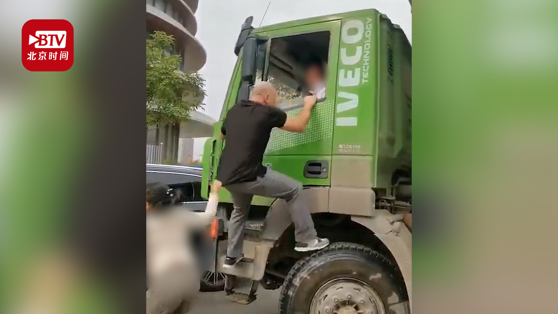 警方通报“开保时捷老外拳击渣土车司机”：大货司机违法左转险酿事故