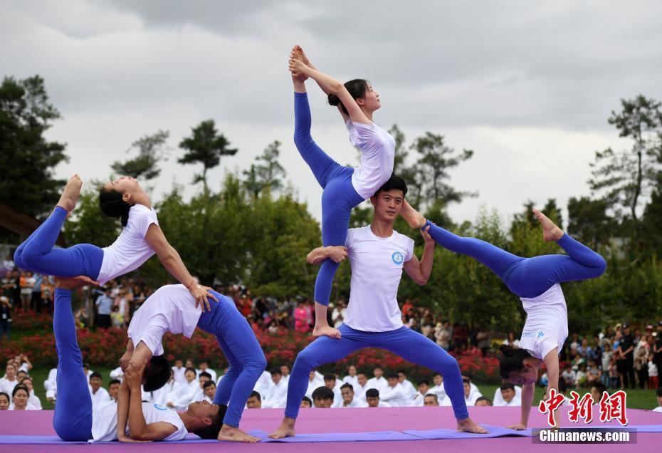 瑜伽太极共舞:昆明上演千人