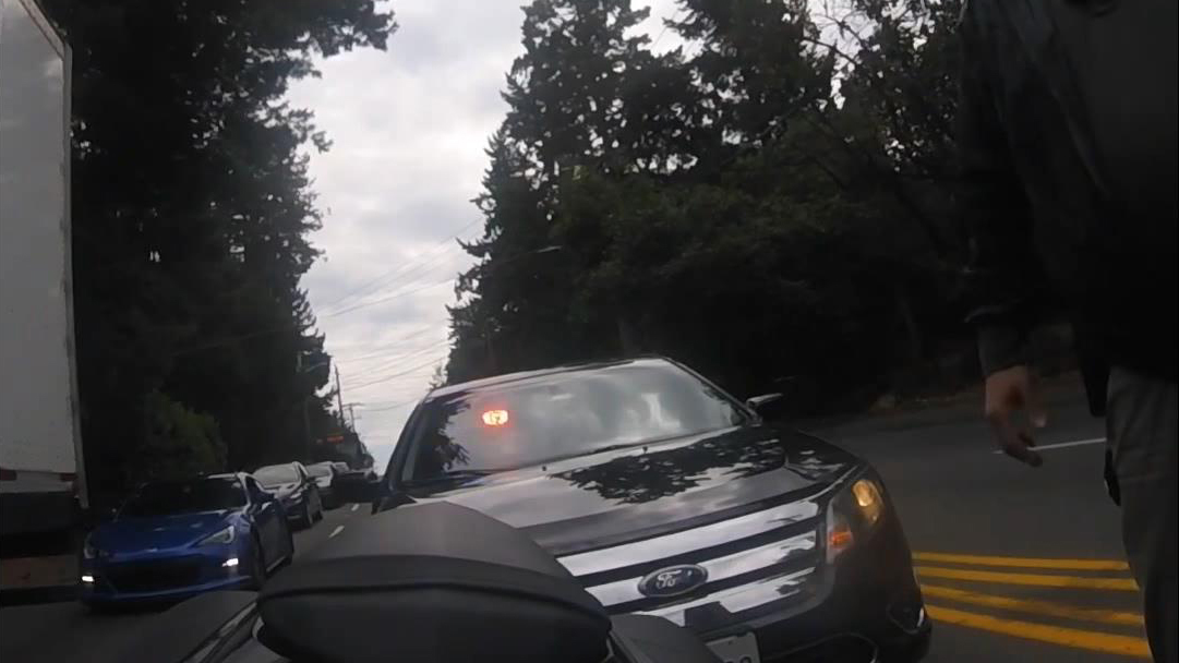 小伙怕迟到车速飙到160 警察掏枪逼停他