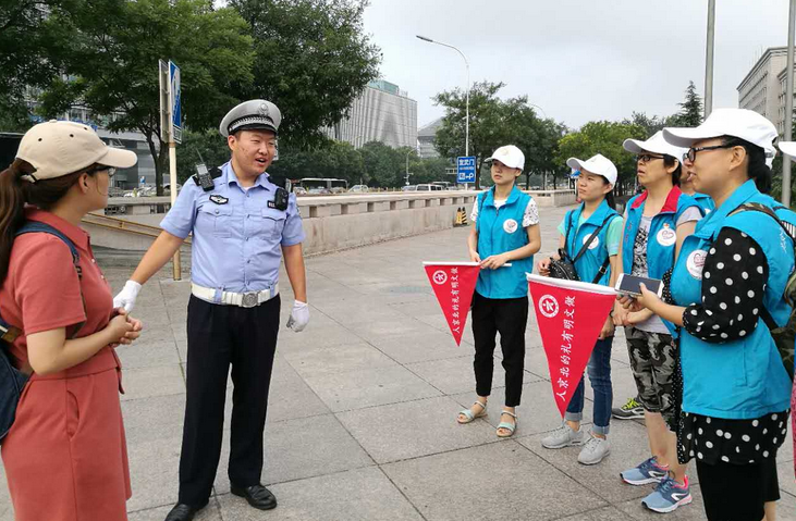 公交司机地铁员工上街守护斑马线 公交司机地铁员工上街守护斑马线