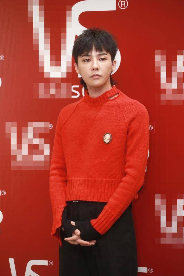 权志龙最新活动照,穿这样的红色毛衣,是时尚还是个性!
