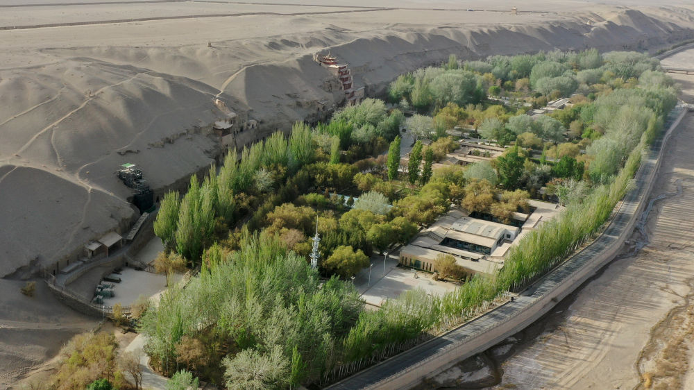 新华全媒+丨年轻的他们,让敦煌不再遥远 新华全媒+丨年轻的他们,让敦煌不再遥远