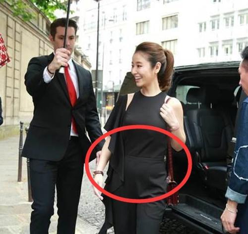 42岁林心如二胎有实锤,手扶大肚现身妇产科!霍