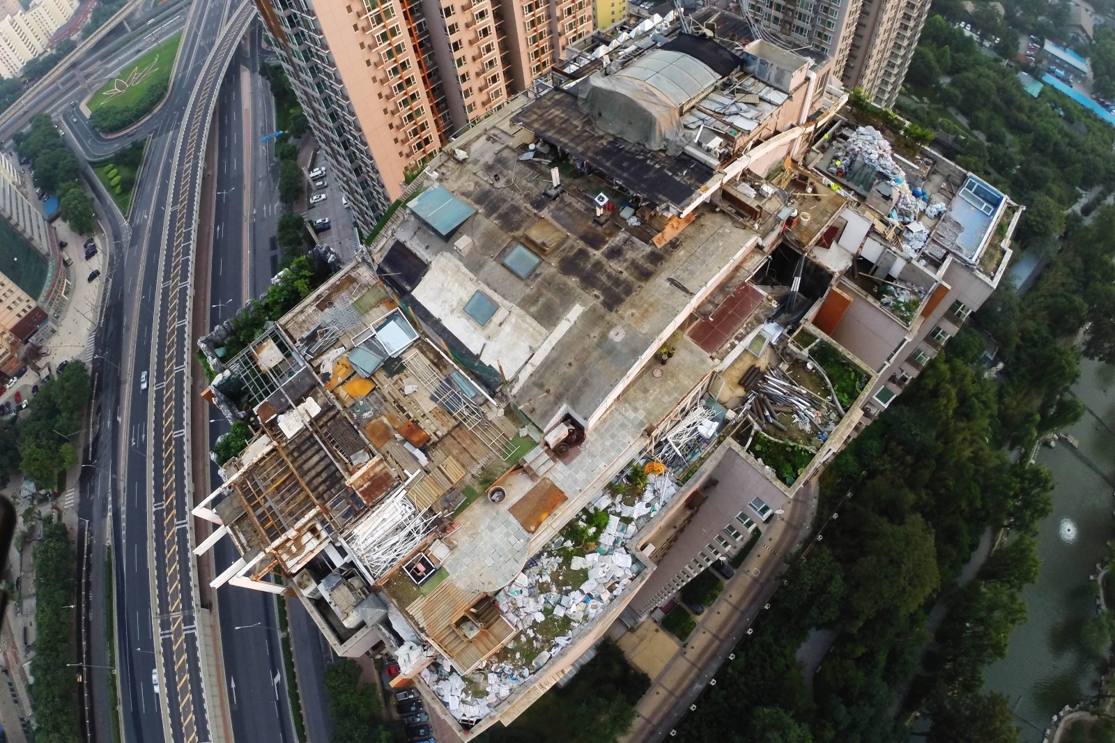 "家住人济山庄的居民表示,昨天下午遛弯时,一抬眼就发现了楼顶上种的