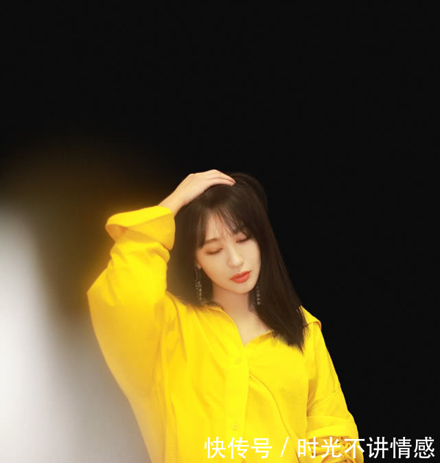 《跨界歌王》李菲儿一件黄色衬衫,不系扣子,这