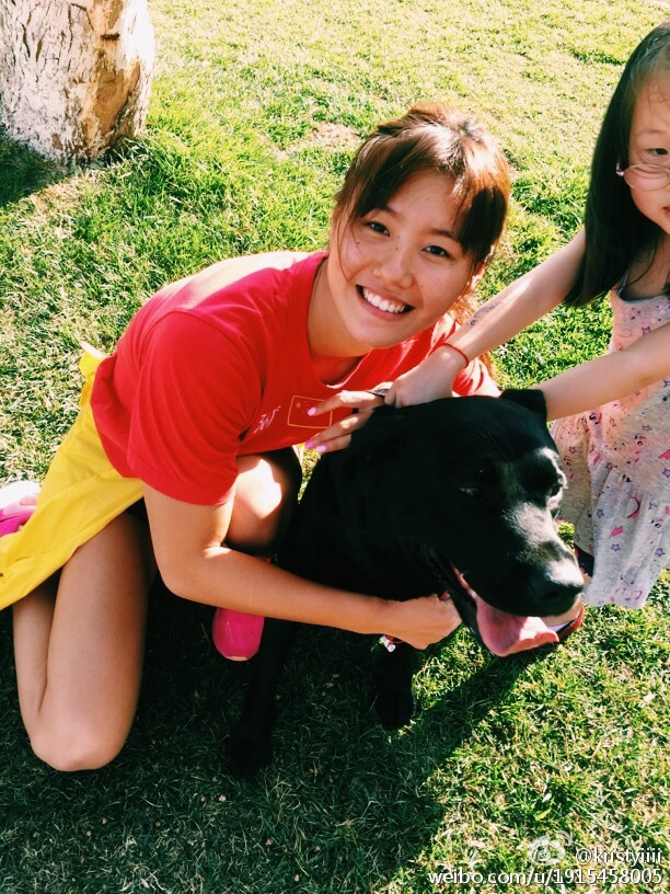 中国游泳队的美女刘湘在五一节晒出一组与狗狗的合影，女神不但紧紧抱着狗狗，还闭着眼睛与狗狗亲吻，爱心爆棚，也羡慕死一群单身狗。（资料图）