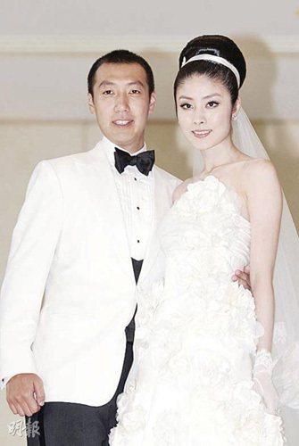 刘建浩,曾留学美国,毕业后帮助父亲打理多年的丝带花生意,后自组公司