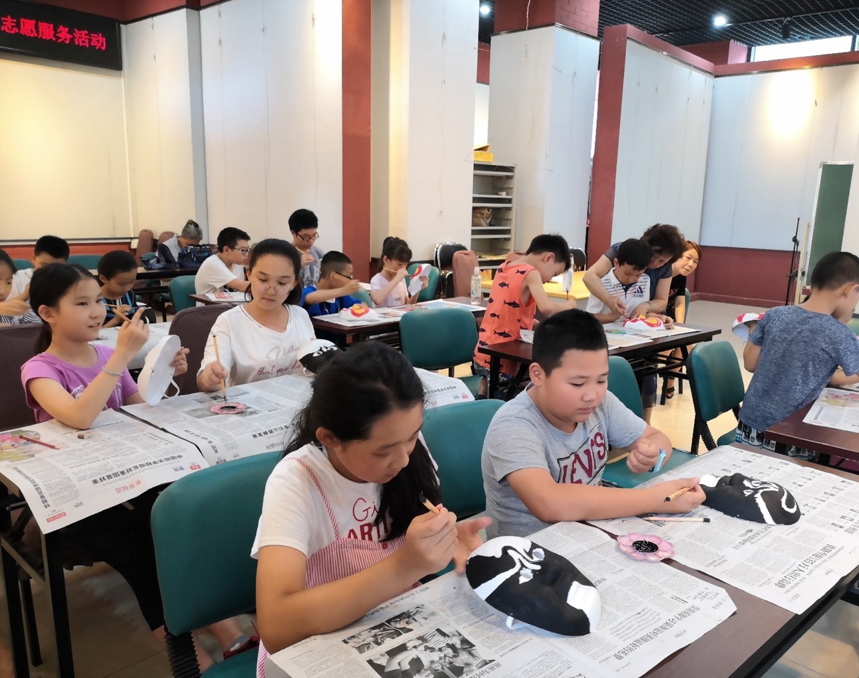 7月25日，丰台区太平桥街道蓝调社区关工小组开展“手绘京剧脸谱”暑期活动。邀请“幸福生活讲师团”屈老师带领社区的孩子们学习绘制京剧脸谱，感受中国传统文化的博大精深。