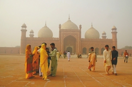 中国人骑行塔利班战区 巴基斯坦百名军警护送