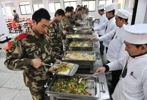 军队伙食赶不上国足,但是,军人肌肉能甩国足白