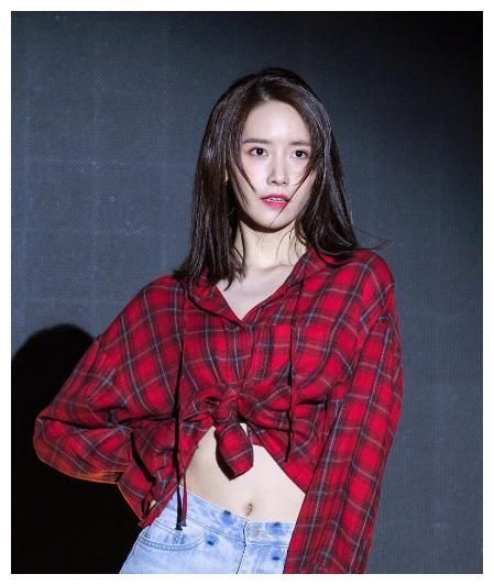 94斤林允儿和86斤郑秀妍同穿露脐装,网友:水蛇