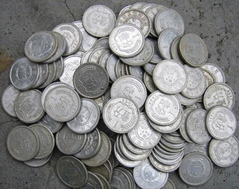 这么一大堆的硬币能有几个值钱的?
