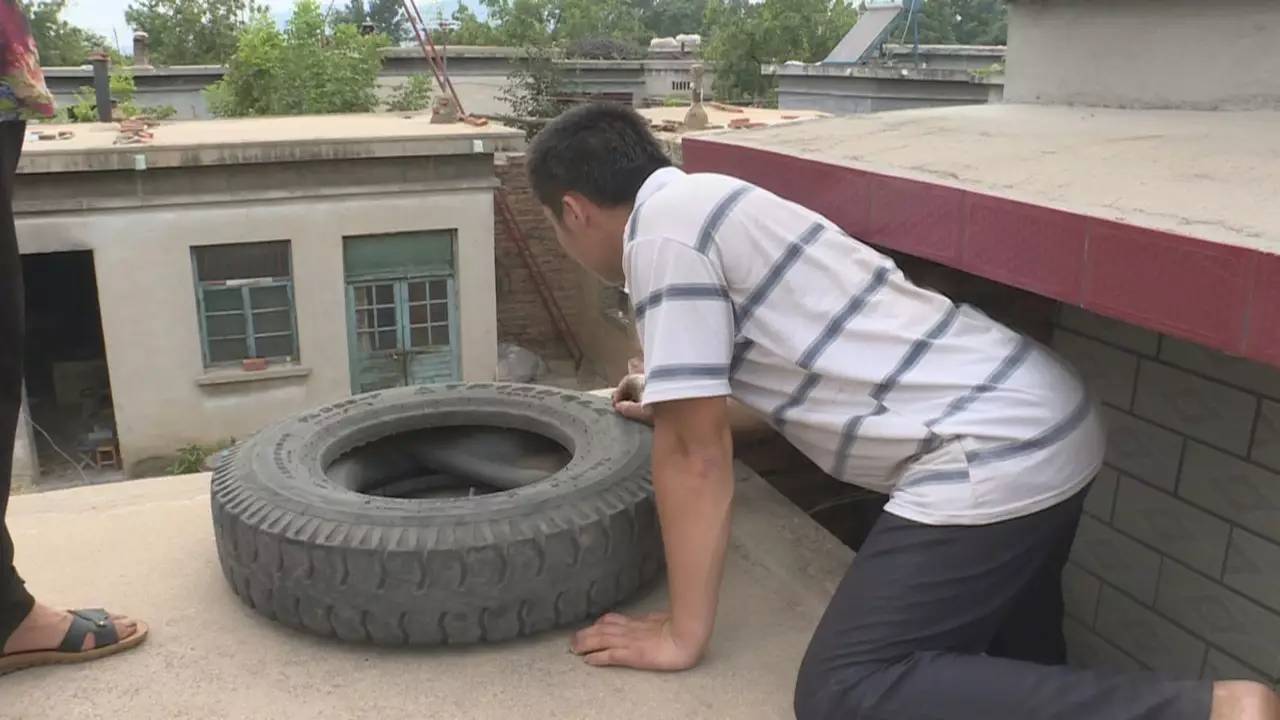 女邻居说他偷看洗澡,一气之下,他上吊自杀! 女邻居说他偷看洗澡,一气之下,他上吊自杀!