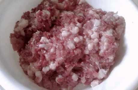 制作饺子馅是先放盐还是先放油呢?教你一招让