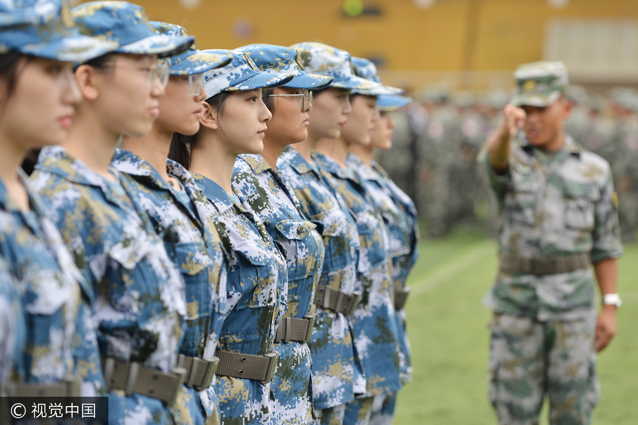 近日，各大高校的新生军训成为网友关注的焦点。2017年9月27日，南京艺术学院2017级新生正在进行军训。