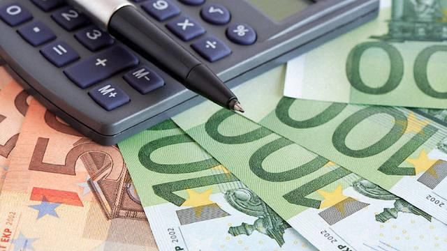 在银行存多少钱,才能靠利息月入7000?说出来