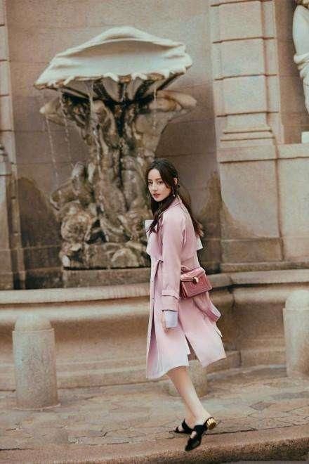 迪丽热巴又一次穿男人装现身机场,网友:这腿撩