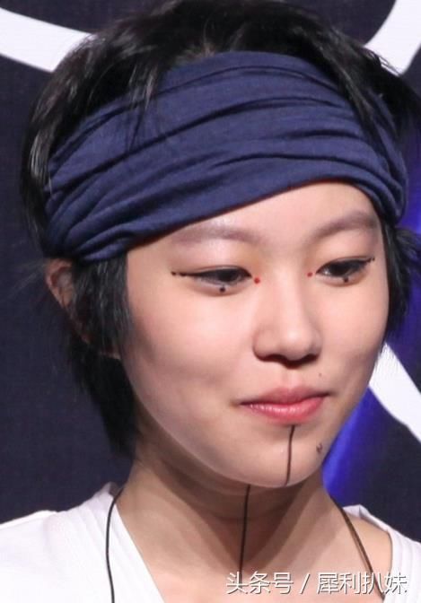 袁姗姗的纹身据说是五条泰文经文,看不懂上面是啥意思.