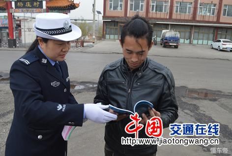 宁武交警清明节前深入开展七进宣传工作