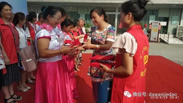 大弯街道化工路社区举行义路同行志愿者服务