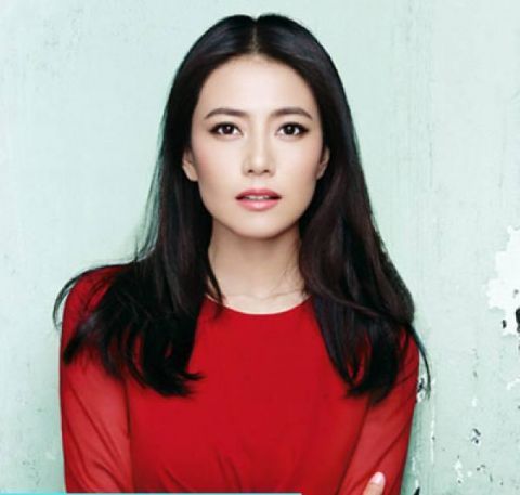 同是中分发型,杨幂优雅,赵丽颖甜美,迪丽热巴却