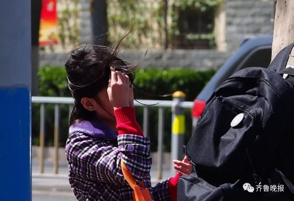 山东遭10级狂风肆虐,淄博一地标被吹毁!胶济线多列动车晚点