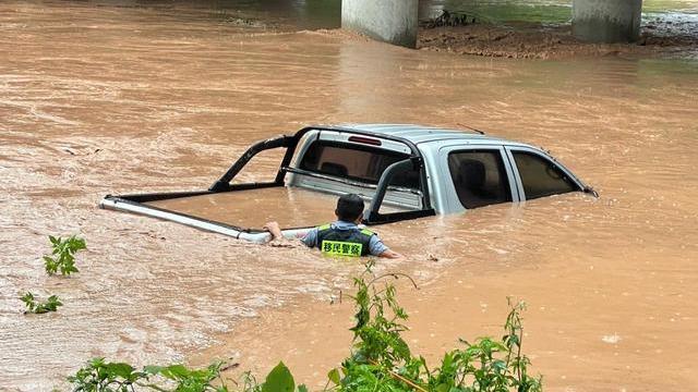 他三次扎进湍急洪水中，为了挽回群众的财产