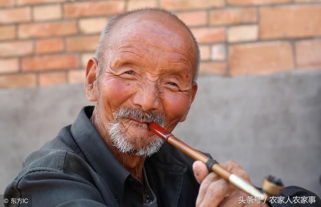 在农村老人常说人穷休入众,位卑莫劝人是什么