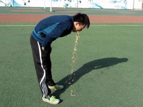 这1隔夜菜放冰箱里也不能吃,当心急性肾衰竭