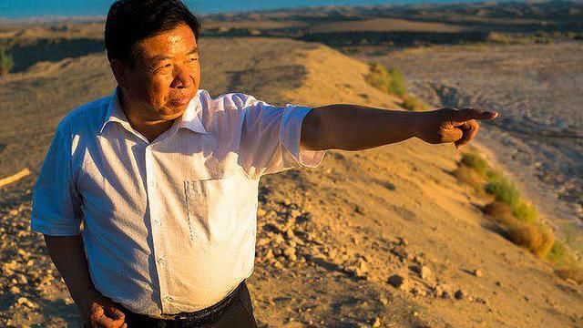 中国渔夫治沙18年,引冰川水养鱼,化沙漠为鱼