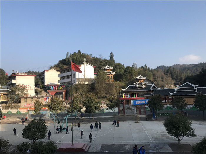 湖南这所学校的语文老师穿汉服上课 讲解诗经