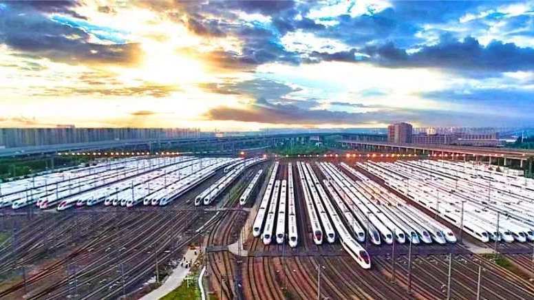 超震撼!航拍有10个动车组的“停车场” 看机械师如何为列车保驾护航 超震撼!航拍有10个动车组的“停车场” 看机械师如何为列车保驾护航