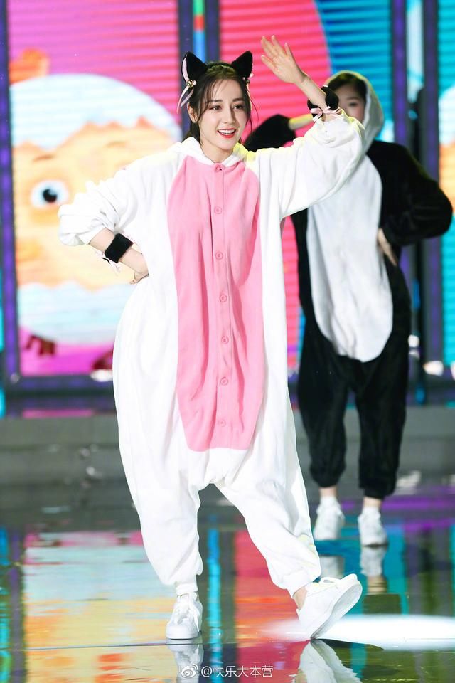 迪丽热巴第五次上《快乐大本营》跳舞,萌到犯