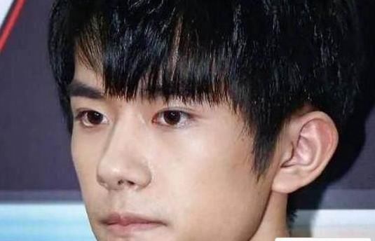 王俊凯不打光,王源不打光,易烊千玺不打光,网友