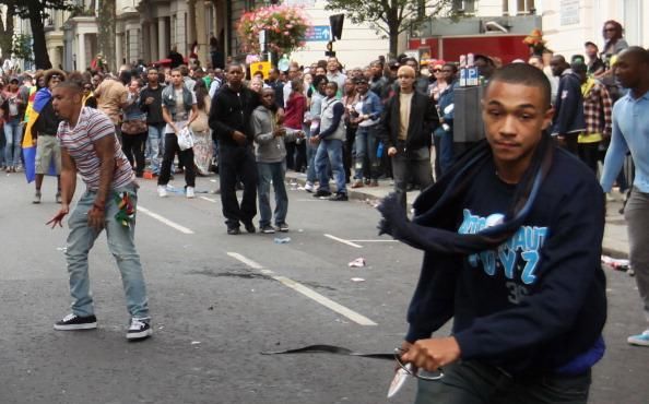 实拍英国黑帮最真实的生活 暴力和女人一样都不少