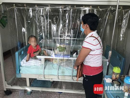 男子街头抱女儿要卖女救子 妻子:没跟我商量