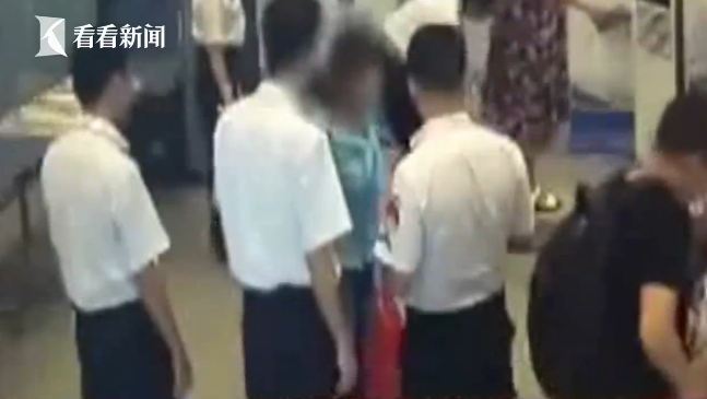 女子拒安检大闹机场:内衣裤要不要脱下来给你查