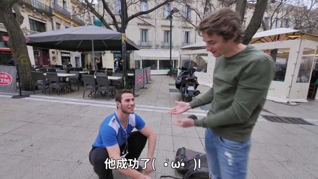 传说欧美人都不会亚洲蹲,法国网红决定到街头