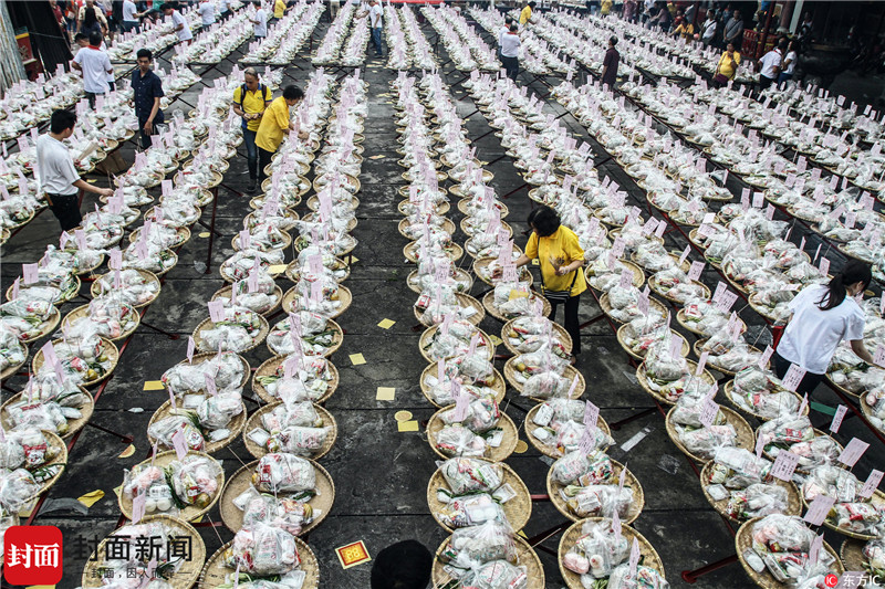 印尼华人过中元节烧香抛