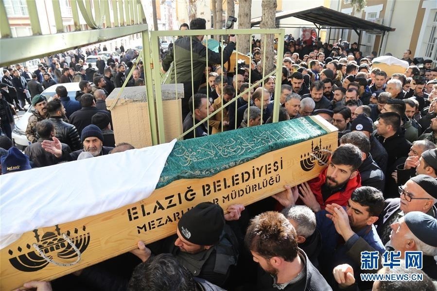 1月26日，在土耳其东部埃拉泽省，人们为地震中的遇难者举行葬礼。（穆斯塔法·卡亚摄）