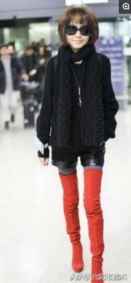 陈鲁豫踩着8厘米的高跟鞋出现在机场,腿瘦得像