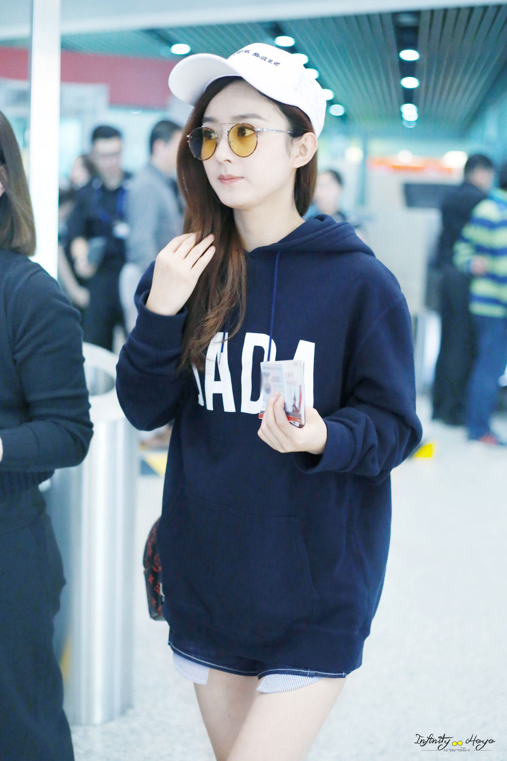 赵丽颖现身北京机场,白色长筒袜搭配短裤秀出