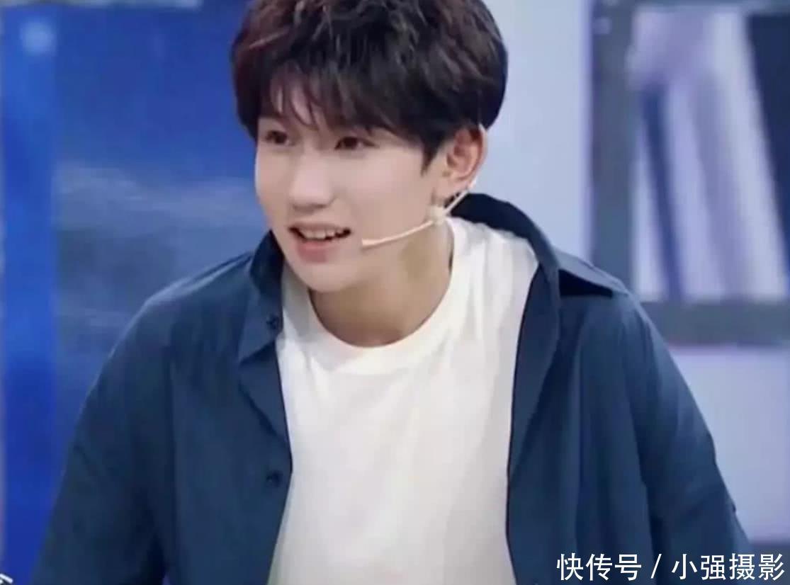 Female honored guest throws oneself into his arms to Wang Yuan, after be being pushed by, two words