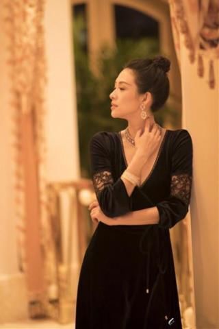 章子怡又穿黑裙子拿影后了,可黑色高跟鞋露出