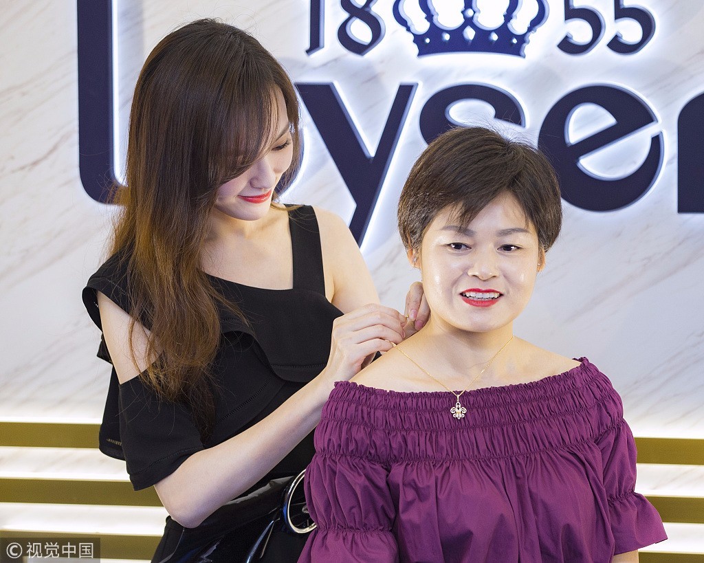 唐嫣穿黑色长裙半露香肩性感比心 甘做柜姐帮