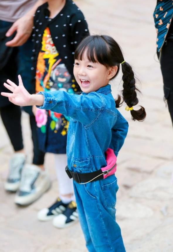 邓伦和李沁的女儿小山竹,原来大有来头,背景