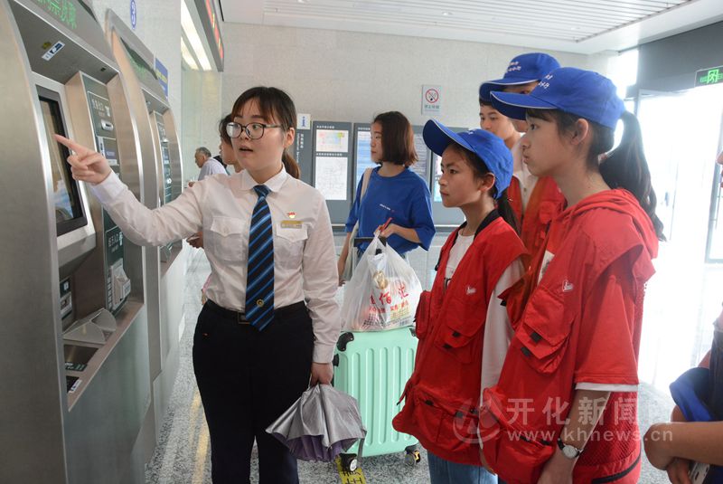 开化三中在火车站开展志愿者服务活动