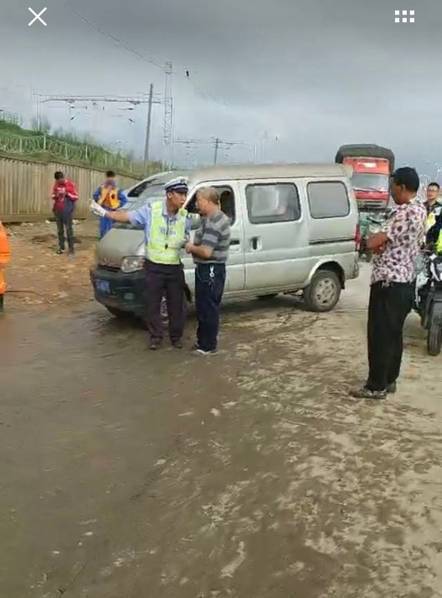 涵洞外面还有辆微型车，司机是个成功逃生的幸运儿。有村民回忆，曾看见有被困人向该车招手示意停车，因为当时前方路段已被浸入的水阻断。但不知为何，该车仍然继续前行。“眼瞅着，车就被卷进了河里，结果大难不死，被救了，可是老陈媳妇就没有这幸运了”。
